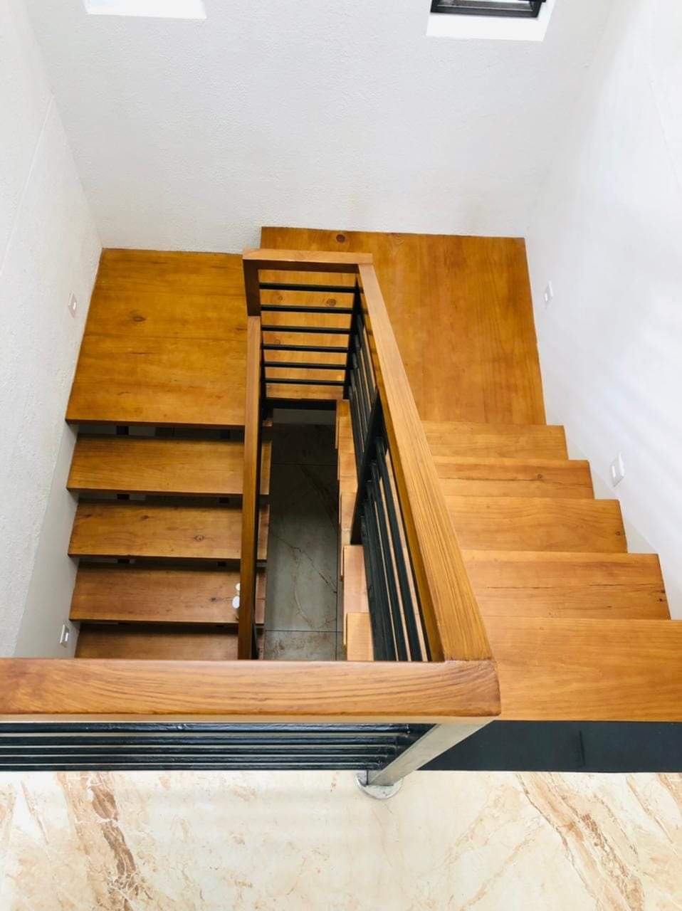 Wood staircase polishing